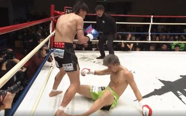 豪快ダウンが…「いいえバッティングでした」で“取り消し”の珍事 レフェリーの“神裁定”が話題