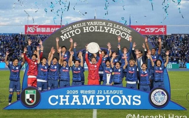 悲願成就！歓喜と涙…水戸がJ1初昇格！苦節26年…1万人超のサポーターの前での胴上げ＆シャーレアップを現地報告！