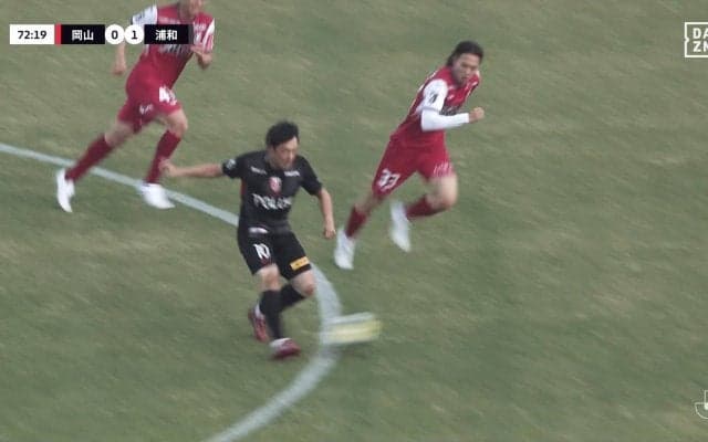 「ファンタジスタだ」浦和10番の“神トラップ→絶品スルーパス”が「異次元すぎた」「これぞ中島翔哉」現役大学生のプロ初得点を華麗にアシスト