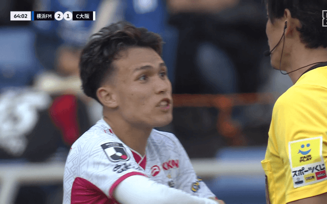 「厳しすぎる判定」セレッソ20歳DF、“微妙な接触”で退場処分…「ファウルかどうかも怪しい」「前半のいらんイエローが仇に」ファンは不満＆叱咤