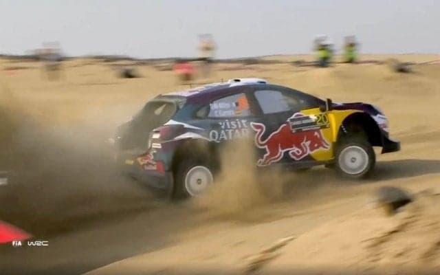 “砂漠の王者”、世界ラリーでリアハッチ外れるも“砂まみれで”激走！ 信じ難い光景に「軽量化レベル100」SNSでイジられる