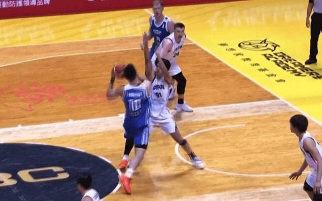 「審判は何を見とるん…」台湾vs日本で“疑惑のジャッジ”「どこがファウルなん？」「手を上げてただけ」解説・ファンが騒然【バスケＷ杯予選】