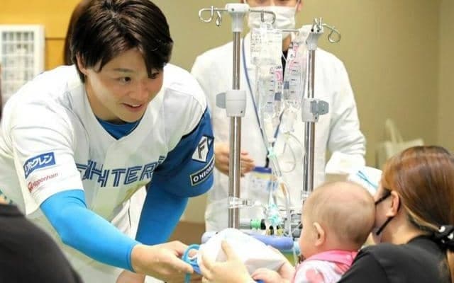 かつて脳腫瘍を手術　日本ハム山崎投手が北大病院の子どもたちを激励