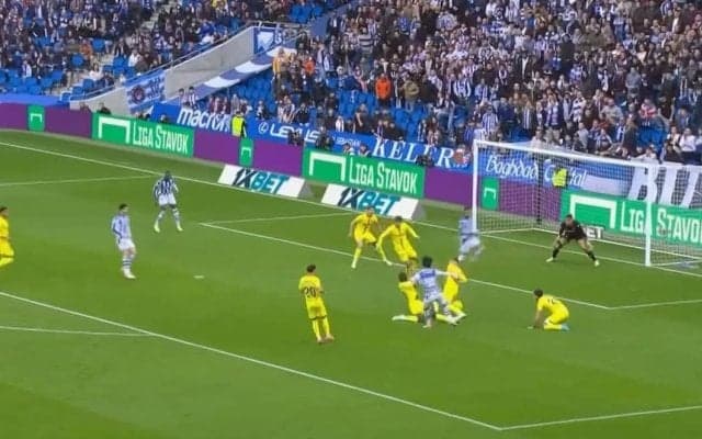 嘘だろ？久保建英を襲う“ダブルスライディング”にファン衝撃「何人マークに来るんだよ」キレキレカットインにDF2枚が滑り込む連続タックルの瞬間