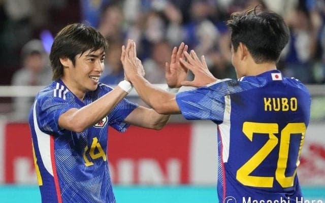 久保建英が見間違う⁉伊東純也が“口ひげ＆黒コーデ”の私服ショット公開！ ｢ハシにしてはかっこいいな｣｢憧れています｣｢ぎゃくにすか？｣｢一生自慢しよ｣