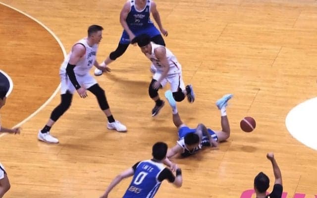 「味方やないかい！」“衝撃の誤審”に唖然…台湾選手同士が接触→日本のファウル判定「なんやこの審判」「雰囲気で笛を吹くな」【バスケＷ杯予選】