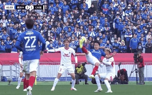 衝撃！“オーバーヘッドキック”の超絶アシストが「キャプ翼すぎる」「もう一回は厳しいだろうな笑」日本人MFの妙技にネット騒然