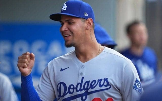 ド軍右腕に歓喜の瞬間　美人彼女と抱き合いキス…同僚からも祝福殺到「おめでとう、息子よ」