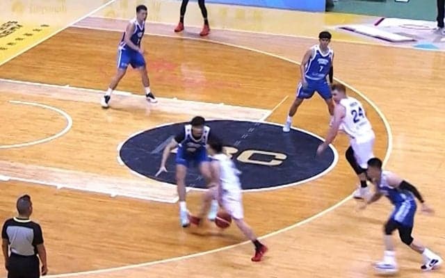 「うぁー！」日本代表PGの“セルフ股抜きパス”に解説絶叫！「どうやって出した？」「アンビリーバブルや」齋藤拓実の“魔術”にファンも騒然【バスケＷ杯予選】