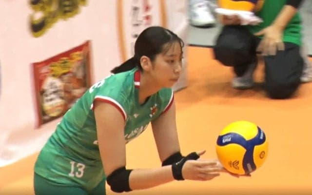 女子バレー、本人も“びっくり”の超曲がって落ちるサーブ 連続エースに自ら驚きリアクション