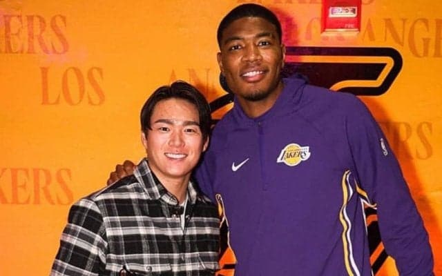 山本由伸の活躍が「すごく嬉しかった」　LAの“盟友”も祝福…ユニ贈呈のサプライズも