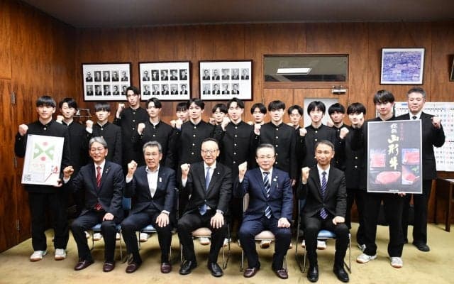 春高バレー山形代表の山形中央と米沢中央、JA各社が山形牛とつや姫を贈呈