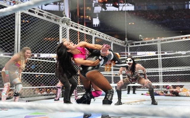 「また負けた」“屈辱タップ”で敗戦→極悪ヒール美女の様子がおかしくなる…カメラが捉えた“感情崩壊”の一部始終