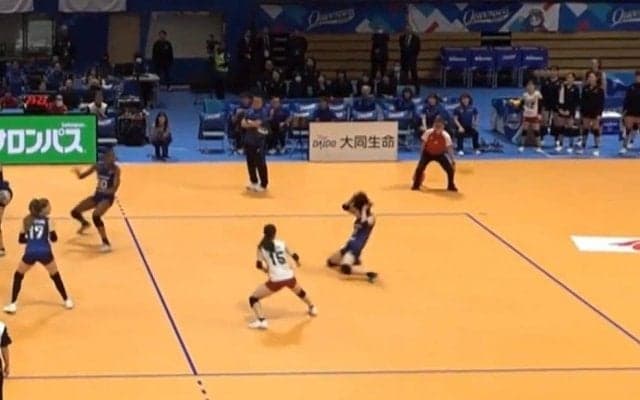 女子バレー、頭部直撃の強烈スパイクにざわめき 直後に注目選手が…振る舞いに反響も