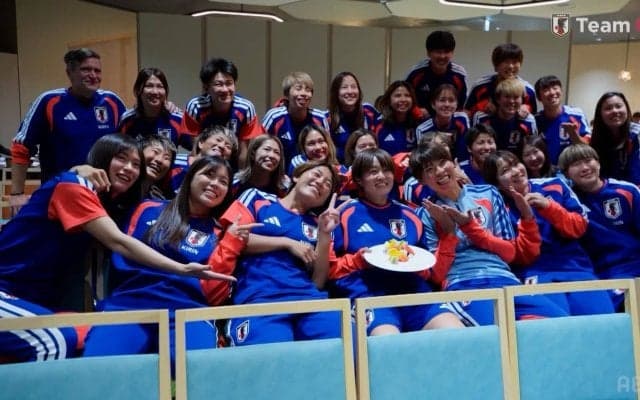 なでしこジャパンに“エアバンド”が爆誕？ニールセン監督の歌＆若手DF２人の伴奏がノリノリすぎる！宮澤ひなたの誕生日をお祝い