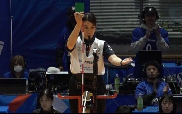 “正直”な女子バレー選手、脚光浴びて“もじもじ”かわいい照れ笑い グリーンカード提示での一コマにほっこり