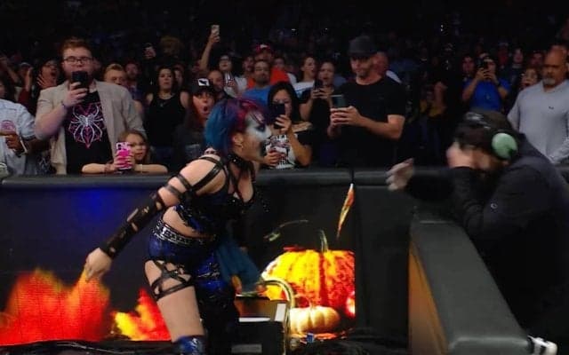 「あーあ」「かわいそう」人気日本人女子レスラー、痛恨の“誤爆” 毒霧がスタッフにぶっかかる…まさかの“スランプ”にファンツッコミ