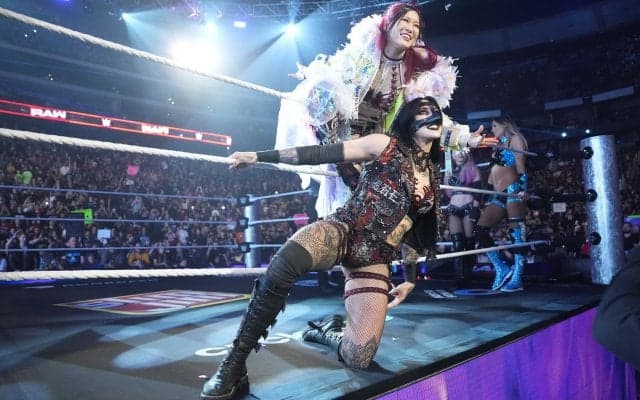 デカすぎる！ 人気絶頂の日本人女子レスラー、超巨大“顔面ボード”掲げられ感激「間違いなく人生最高だよ！！！」ファンも大興奮