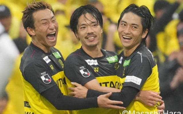 ｢最終戦で新商品を売るとは｣逆転優勝を狙うJ1柏が新グッズ発表、勝つしかない状況にファン加熱⁉｢英国製マフラー欲しかったー｣｢手ぬぐいかわいいぃぃぃ｣