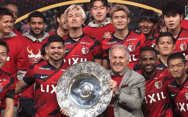 感動！神様ジーコ（72歳）がサプライズ登場！「アントラーズにとっていつまでもお父さん」「溜めるタイプやった笑」鹿島の優勝セレモニーでシャーレリフト