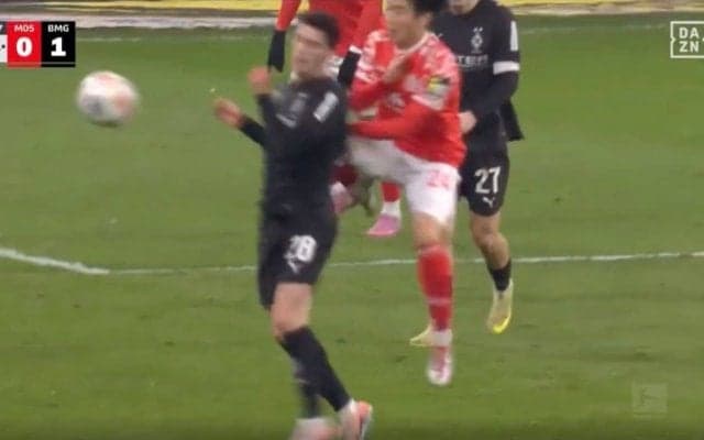 ウソでしょ！？ 川﨑颯太、まさかの“飛び蹴り”「怖っ！」途中出場→いきなり危険すぎるファーストプレー「それは危ないw」