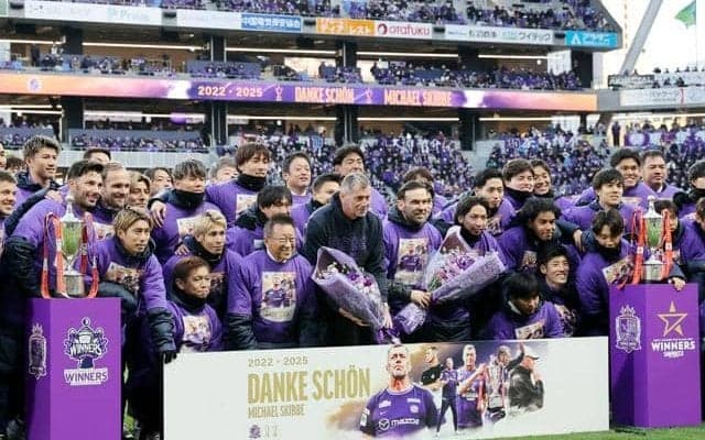 サンフレ最終戦勝利　4位で今季終了　退任監督のリーグ最終戦に花