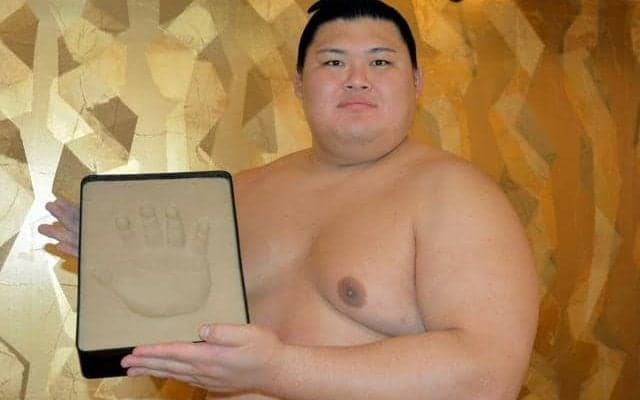 横綱大の里、手形レリーフお披露目　「昭和の大横綱」の郷里・宇佐で