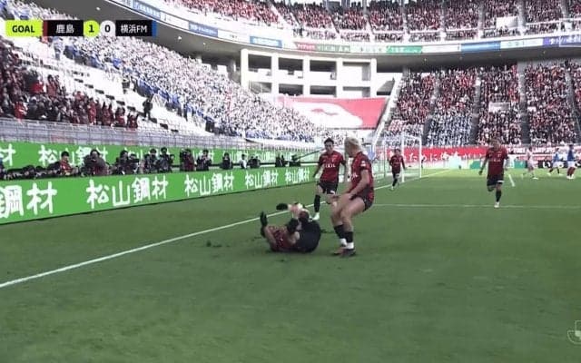芝がえぐれた！J1得点王に笑劇アクシデント「環境破壊」「まったく滑ってない」鹿島FWの膝スライディング大失敗が脚光「田中碧に習おう」