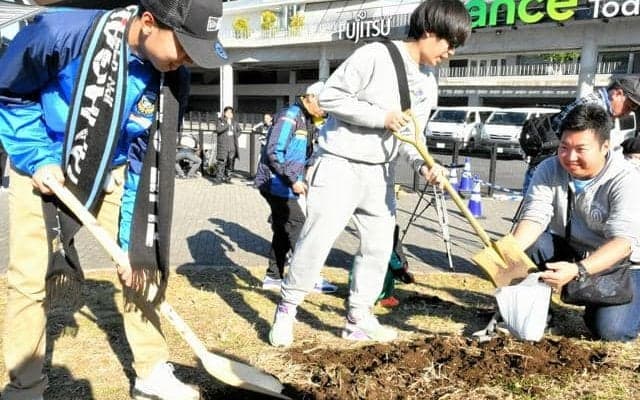 川崎フロンターレのサポーターが集う「築山」で解山式「大事な場所」
