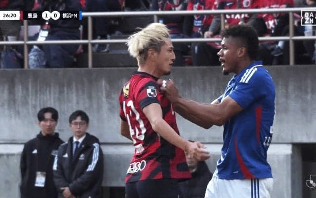「そりゃ怒る」鈴木優磨、マリノスDFと一触即発！「またばあちゃんに怒られるぞ」「腕がガッツリ入ってる」ファン騒然
