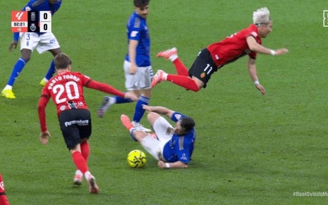 「蹴り上げてるやん！」日本代表FW、“足裏ダブルタックル”で吹っ飛ぶ…「危なすぎる」「怪我させるなよ」一発退場の相手FWにファン怒り