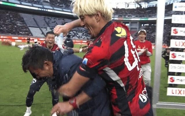 選手乱入！ 鹿島・鬼木達監督、“手荒すぎる祝福”でびしょ濡れ「切り込み隊長が好き」「ニコニコで水かけ笑」鈴木優磨の“言い訳”も話題
