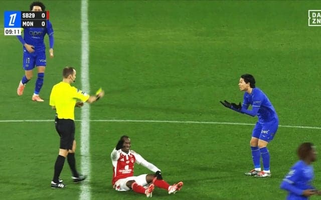 「シミュレーションだろ！」南野拓実への“謎のイエローカード”にファン騒然…「審判にはうんざり」「ファウルすらない」微妙すぎる判定の瞬間