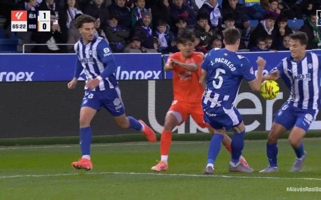 「3人いてもお構いなし」久保建英、\"ダブルハンド\"誘発の曲芸級プレーが脚光！VAR介入できずノーファウルも「見えてるところが違いすぎる」とファン感嘆