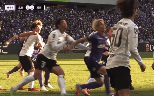 J1最終節の“PK判定”が物議！「押してる」「そんな大袈裟な」広島DFが湘南MFに倒された瞬間をめぐってネット騒然