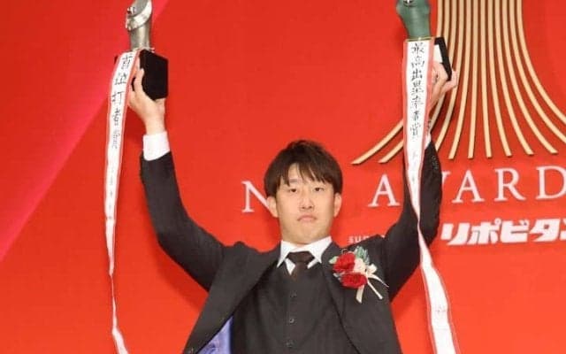 「奥様まさに女房役ですね」セ・リーグ首位打者がモデルデビュー！　“捕手”の愛妻とランウェイ共演「最高の思い出に」