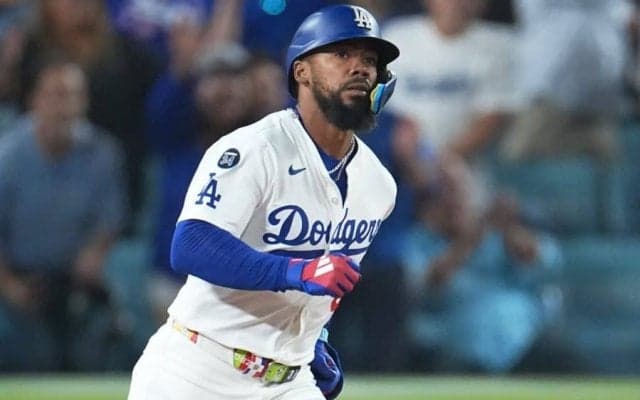 巻き起こる論争テオのトレード説も…ロバーツ監督は“否定”「彼は私たちのライトだ」