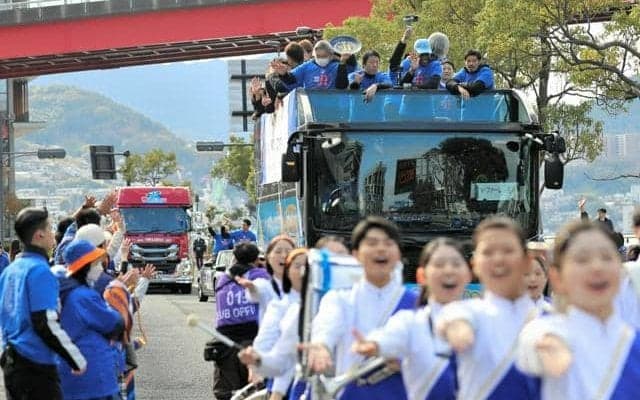 V長崎、8年ぶりのJ1昇格祝いパレード　高木監督の続投も発表