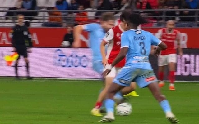 一体何が起きた？中村敬斗、混戦で転がりながらの“ラストパス”が脚光「もうアシストでいいだろ」「何度見てもわからない」