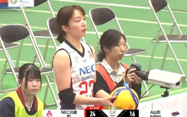 女子バレー、縦に“ストン”と落ちる強烈サーブに相手がお見合い 見事なノータッチエースに公式Xも反応