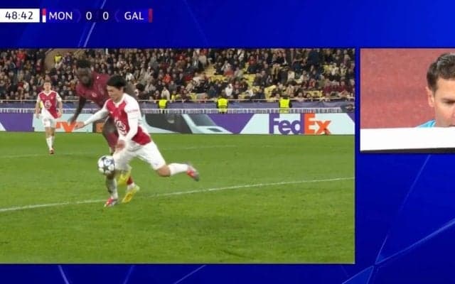 「蹴られてるだろ！」南野拓実、ゴール前で“決定的な仕事”「流石すぎ」ノーファウル判定→一転PK獲得に…スタジアム大熱狂