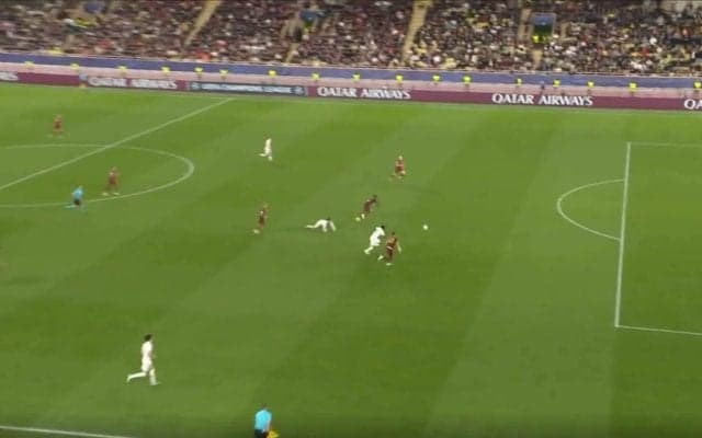 どんな体…！？ 南野拓実、高難度“ダイビングヘッドパス”炸裂「ビビった」「すげえw」ダイナミックな妙技で決定機演出…ファン大興奮