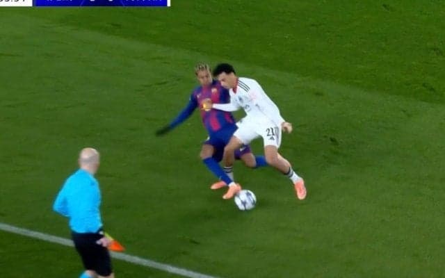 「なんで笑ってんだよ！」バルサFWヤマル、背後から“危険カニバサミタックル”→次節出場停止にファン唖然「意味わかんねえ」「やる場面でもない」