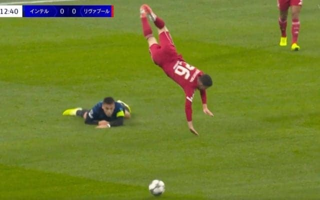 「飛ばしすぎ！」アルゼンチン代表FWが“爆速危険タックル”炸裂「荒すぎるやろ」相手選手は空中大回転→地面に叩きつけられる