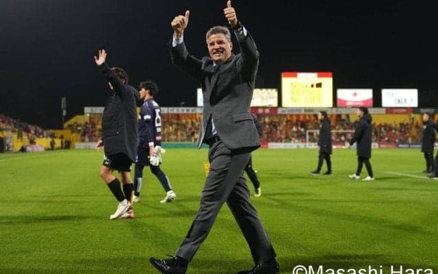 世界の流れに｢逆行するスタイル｣で、Jリーグに新風を巻き起こしたスペイン人の新監督【｢2025年J1ベストのサッカー｣はあのチーム】(1)