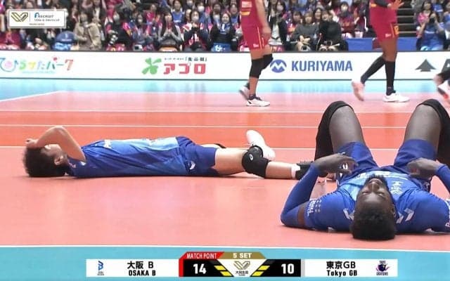 あまり見たことない…選手がバタバタ倒れ込む珍しい光景 男子バレー、およそ50秒の壮絶ラリーが生んだファン感動の一コマ
