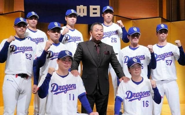 真新しいユニホーム姿の9人「勝利に貢献」　中日が新入団選手を発表