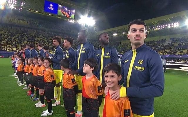 「悲劇」「とんでもないミス」チャンピオンズリーグの選手入場時に衝撃の“アンセム間違い”「今季一おもろい」まさかの“ELアンセム”が響き渡り選手困惑＆大ブーイング