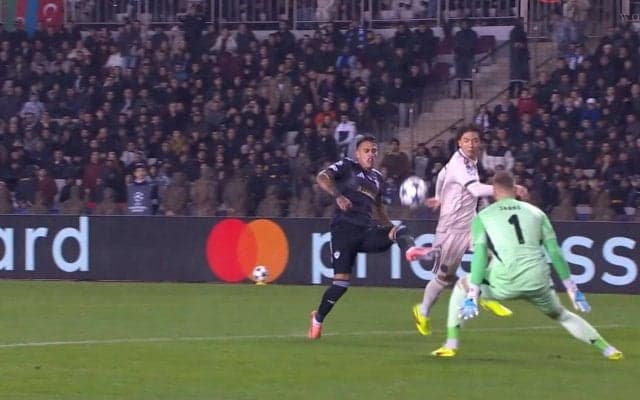 「中途半端な対応」失点に絡んだ日本代表DFに厳しい声「迷ったんか？」GKとの連携ミスから眼前でループシュートを許す失態に「個人というより守備陣全体の問題」