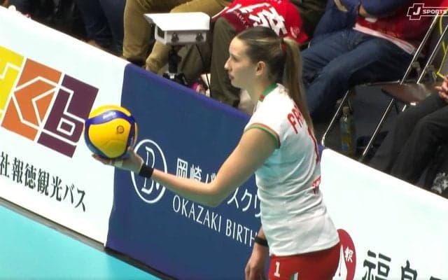 およそ2メートルの長身美女が魔球サーブ 回転が“ピタッ”と止まって落ちる驚きの軌道 見事なノータッチエース